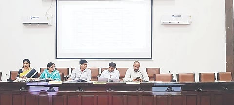 ಮೈಸೂರು ಜಿಲ್ಲಾ ಪಂಚಾಯಿತಿ ಸಭಾಂಗಣದಲ್ಲಿ ಮಂಗಳವಾರ ಜಿಲ್ಲಾ ಉಸ್ತುವಾರಿ ಕಾರ್ಯದರ್ಶಿ ಡಾ.ಎಸ್. ಸೆಲ್ವ ಕುಮಾರ್ ಎಸ್‌ಐಆರ್ ಪ್ರಗತಿ ಪರಿಶೀಲನಾ ಸಭೆ ನಡೆಸಿದರು. ಜಿ. ಲಕ್ಷ್ಮೀಕಾಂತ್ ರೆಡ್ಡಿ, ಯುಕೇಶ್ ಕುಮಾರ್, ಆರ್. ಐಶ್ವರ್ಯ, ಎಂ.ಕೆ. ಸವಿತಾ ಇದ್ದರು.