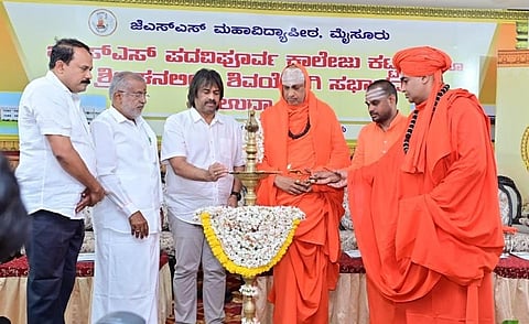  ಹೂಟಗಳ್ಳಿಯ ಜೆಎಸ್‌ಎಸ್ ಪದವಿ ಪೂರ್ವ ಕಾಲೇಜಿನಲ್ಲಿ ಗುರುವಾರ ಕಾಲೇಜಿನ ನೂತನ ಕಟ್ಟಡ ಹಾಗೂ ಶ್ರೀ ಘನಲಿಂಗ ಶಿವಯೋಗಿ ಸಭಾಭವನವನ್ನು ಶಾಲಾ ಶಿಕ್ಷಣ ಮತ್ತು ಸಾಕ್ಷರತಾ ಸಚಿವ ಎಸ್. ಮಧು ಬಂಗಾರಪ್ಪ ಉದ್ಘಾಟಿಸಿದರು. ಸುತ್ತೂರು ಶ್ರೀ,  ಶ್ರೀ ಶಾಂತಮಲ್ಲಿಕಾರ್ಜುನ ಸ್ವಾಮೀಜಿ, ಶ್ರೀ ತ್ರಿನೇತ್ರ ಮಹಾಂತ ಶಿವಯೋಗಿ ಸ್ವಾಮೀಜಿ, ಜಿ.ಟಿ. ದೇವೇಗೌಡ, ಕೆ. ವಿವೇಕಾನಂದ ಹಾಗೂ ಇತರರು ಇದ್ದರು.