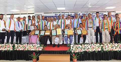 ಕೊಡಗಿನ ಶ್ರೇಷ್ಠ ಸಹಕಾರಿಗಳಿಗೆ ವಿವಿಧ ಸಹಕಾರ ಪ್ರಶಸ್ತಿಗಳನ್ನು ಪದಾನ ಮಾಡಲಾಯಿತು. ಸುಜಾ ಕುಶಾಲಪ್ಪ, ಕೊಡಂದೇರ ಪಿ.ಗಣಪತಿ, ಪಿ.ಯು.ರಾಬಿನ್ ದೇವಯ್ಯ ಇತರರಿದ್ದರು.