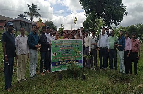 ರೈತ ಸಹಕಾರ ಭವನದ ಆವರಣದಲ್ಲಿ ಸೋಮವಾರ ಹಮ್ಮಿಕೊಂಡ ಸಸಿ ನೆಡುವ ಕಾರ್ಯಕ್ರಮದಲ್ಲಿ ಸಸಿ ನೆಡುವ ಮೂಲಕ ಕಾರ್ಯಕ್ರಮಕ್ಕೆ ಚಾಲನೆ ನೀಡಲಾಯಿತು. ವಿ.ಸಿ.ಅಮೃತ್, ಸುನಿಲ್ ರಾವ್, ಪಿ.ಬಿ.ಮೋಹನ್ ಇತರರಿದ್ದರು.