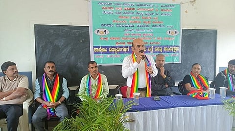 ಮಡಿಕೇರಿಯ ಸರ್ಕಾರಿ ಪದವಿಪೂರ್ವ ಕಾಲೇಜಿನಲ್ಲಿ ನಡೆದ ಸಹಕಾರ ಅರಿವು ಕಾರ್ಯಕ್ರಮದಲ್ಲಿ ಪಿ.ಯು.ರಾಬಿನ್ ದೇವಯ್ಯ ಮಾತನಾಡಿದರು. ವಿಜಯ್, ಮಹದೇಪ್ಪ ಇತರರಿದ್ದರು.