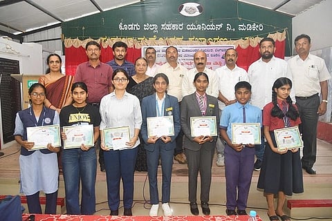  ಚರ್ಚಾ ಸ್ಪರ್ಧೆ ಕಾರ್ಯಕ್ರಮದಲ್ಲಿ ವಿಜೇತರಾದ ವಿದ್ಯಾರ್ಥಿಗಳಿಗೆ ಬಹುಮಾನ ವಿತರಿಸಲಾಯಿತು. ರಾಬಿನ್ ದೇವಯ್ಯ, ಯೋಗೇಂದ್ರ ನಾಯಕ್, ಎಂ.ಟಿ.ಸುಬ್ಬಯ್ಯ ಇತರರಿದ್ದರು.