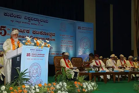 ಕುವೆಂಪು ವಿವಿ ಘಟಿಕೋತ್ಸವದಲ್ಲಿ ಪ್ರೊ. ಅನಿಲ್ ಡಿ. ಸಹಸ್ರಬುಧೆ ಪ್ರಧಾನ ಭಾಷಣ ಮಾಡಿದರು, ಥಾವರಚಂದ್ ಗೆಹಲೋತ್, ಪ್ರೊ. ಶರತ್ ಅನಂತಮೂರ್ತಿ, ಪ್ರೊ. ಆರ್.ತಿಮ್ಮರಾಯಪ್ಪ, ಎನ್.ಹೇಮಂತ್ ಇದ್ದರು.