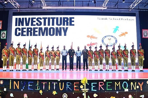 ಕೊಡಗು ಸೈನಿಕ ಶಾಲೆಯಲ್ಲಿ 2026-27ನೇ ಶೈಕ್ಷಣಿಕ ವರ್ಷದ ವಿದ್ಯಾರ್ಥಿಗಳ ಪದಗ್ರಹಣ ಸಮಾರಂಭ ನಡೆಯಿತು. ಕರ್ನಲ್ ಅಮರ್ ಜೀತ್ ಸಿಂಗ್, ವಿಂಗ್ ಕಮಾಂಡರ್ ಪಿ. ಪ್ರಕಾಶ್ ರಾವ್, ವಿಂಗ್ ಕಮಾಂಡರ್ ಮೊಹಮ್ಮದ್ ಶಾಜಿ, ಎನ್. ವಿಬಿನ್ ಕುಮಾರ್ ಇದ್ದರು.