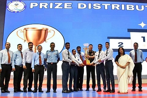 ಕೂಡಿಗೆಯಲ್ಲಿರುವ ಕೊಡಗು ಸೈನಿಕ ಶಾಲೆಯ 7ನೇ ಹಳೇ ವಿದ್ಯಾರ್ಥಿಗಳ ಸಮಾವೇಶ ಕೋಡಾಕ್ ಸಂದರ್ಭ ವಾರ್ಷಿಕ ಬಹುಮಾನಗಳನ್ನು ವಿತರಿಸಲಾಯಿತು. ಕರ್ನಲ್ ಅಮರ್ ಜೀತ್ ಸಿಂಗ್, ದಿವ್ಯಾ ಸಿಂಗ್, ಶಫೀವುಲ್ಲಾ, ಮೊಹಮ್ಮದ್ ಶಾಜಿ ಮತ್ತಿತರರು ಇದ್ದರು.