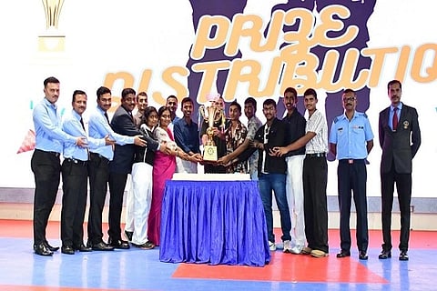  ಕೂಡಿಗೆಯ ಕೊಡಗು ಸೈನಿಕ ಶಾಲೆ ಅಂತರ ನಿಲಯ ಸಾಂಸ್ಕೃತಿಕ ಸ್ಪರ್ಧೆಯಲ್ಲಿ ಸಮಗ್ರ ಪ್ರಶಸ್ತಿ ಪಡೆದುಕೊಂಡ ಕಾರ್ಯಪ್ಪ ನಿಲಯಕ್ಕೆ ಬಹುಮಾನ ವಿತರಸಿಲಾಯಿತು. ಕರ್ನಲ್ ಅಮರ್ ಜೀತ್ ಸಿಂಗ್, ವಿಂಗ್ ಕಮಾಂಡರ್ ಮೊಹಮ್ಮದ್ ಶಾಜಿ, ಸುಬೇದಾರ್ ಮೇಜರ್ (ಗೌರವಾನ್ವಿತ ಲೆಫ್ಟಿನೆಂಟ್) ರಾಮ್ ಲಾಲ್, ರೀತಾ ಕುಮಾರಿ ಮತ್ತಿತರರು ಇದ್ದರು.
