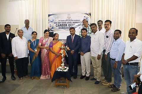 ಹುಬ್ಬಳ್ಳಿಯ ಜೆಎಸ್‌ಎಸ್ ಸಕ್ರಿ ಕಾನೂನು ಕಾಲೇಜ್‌ನ sakri law college ಸಭಾಂಗಣದಲ್ಲಿ ಶನಿವಾರ ಏರ್ಪಡಿಸಿದ್ದ ವೃತ್ತಿ ಮಾರ್ಗದರ್ಶನ ಒಂದು ದಿನದ ರಾಜ್ಯಮಟ್ಟದ ಕಾರ್ಯಾಗಾರವನ್ನು ನ್ಯಾಯಾಧೀಶ ಮಲ್ಲಿಕಾರ್ಜುನ ಉದ್ಘಾಟಿಸಿದರು.