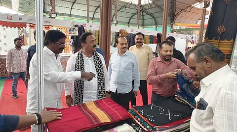 sakriya foundation ಹುಬ್ಬಳ್ಳಿಯಲ್ಲಿ ಆಯೋಜಿಸಿರುವ ಗುಜರಾತ್‌ನ ಸಮೃದ್ಧ ಕರಕುಶಲ ಪರಂಪರೆಯ ಭವ್ಯ ಪ್ರದರ್ಶನ ‘ಹುನರ್ ಎ ಭಾರತ್ ಮಹೋತ್ಸವ-2026’ದಲ್ಲಿದ್ದ ಕರಕುಶಲ ವಸ್ತುಗಳನ್ನು ಶಾಸಕ ಮಹೇಶ ಟೆಂಗಿನಕಾಯಿ, ಎಂಎಲ್‌ಸಿ ಲಿಂಗರಾಜ ಪಾಟೀಲ ಶನಿವಾರ ವೀಕ್ಷಿಸಿದರು.