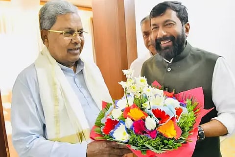  ದಾಖಲೆಯ 17ನೇ ಬಜೆಟ್ ಮಂಡಿಸಿದ ಸಿದ್ದರಾಮಯ್ಯ ಅವರಿಗೆ ಕಾವೇರಿ ನಿವಾಸದಲ್ಲಿ ಅಭಿನಂದಿಸಿದ ಸಲೀಂ ಅಹ್ಮದ್ 