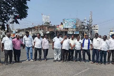 ದಾವಣಗೆರೆಯಲ್ಲಿ ಶನಿವಾರ, ಸರ್ಕಾರಿ ಹುದ್ದೆಗಳ ನೇಮಕಾತಿಯಲ್ಲಿ ಒಳಮೀಸಲಾತಿಗೆ ಒತ್ತಾಯಿಸಿ ಮಾದಿಗ ಸಂಘಟನೆಗಳ ಒಕ್ಕೂಟದಿಂದ ಪ್ರತಿಭಟನೆ ನಡೆಯಿತು. ಆಲೂರು ನಿಂಗರಾಜ, ಹಾಲೇಶಪ್ಪ, ಎಚ್.ಸಿ. ಗುಡ್ಡಪ್ಪ, ಎ.ಕೆ. ಭುಮೇಶ್, ವೀರೇಶ್ ವಿಭೂತಿ, ರವಿಕುಮಾರ್, ಪಾಂಡೊಮಟ್ಟಿ ಪ್ರಭಾಕರ್, ಕುಬೇರಪ್ಪ, ಪಿ.ಜೆ. ಮಹಾಂತೇಶ್, ಹುಚ್ಚಂಗಿ ಪ್ರಸಾದ್, ದುಗ್ಗೇಶ್ ಇದ್ದರು.