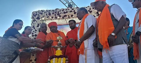  ಮಾಲೂರು ನಗರದ ಹಿಂದೂ ಸಮಾಜೋತ್ಸವ ಸಮಿತಿ ವತಿಯಿಂದ ಭಾನುವಾರ ಹಿಂದೂ ಸಮಾಜೋತ್ಸವ ಕಾರ್ಯಕ್ರಮವನ್ನು ಮುಖ್ಯ ವಕ್ತಾರ ತಿಪ್ಪೇಸ್ವಾಮಿ ಉದ್ಘಾಟಿಸಿದರು. 