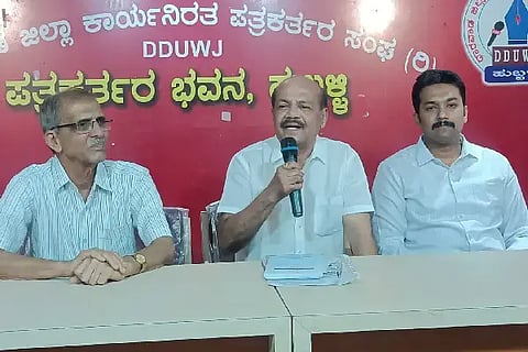 ಹುಬ್ಬಳ್ಳಿಯಲ್ಲಿ ಸೋಮವಾರ ಸುದ್ದಿಗೋಷ್ಠಿಯಲ್ಲಿ (Farmer Service Center)ಸಮರ್ಥ ಬಯೋಟೆಕ್ ಲಿಮಿಟೆಡ್​ನ ಚೇರ್ಮನ್ ಮಂಜುನಾಥ ಸಾನು ಮಾತನಾಡಿದರು.