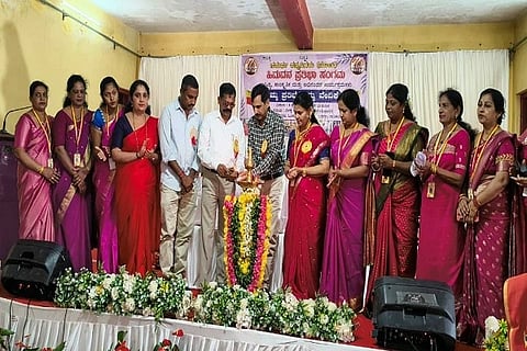 ನಿಮ್ಮ ಪ್ರತಿಭೆ-ನಮ್ಮ ವೇದಿಕೆ ಸಾಂಸ್ಕೃತಿಕ ಕಾರ್ಯಕ್ರಮವನ್ನು ಉದಯಶಂಕರ್ ಉದ್ಘಾಟಿಸಿದರು. ಬಿ.ರಾಘವ, ಆನಂದ್ ದೆಗ್ಗನಹಳ್ಳಿ ಇತರರಿದ್ದರು.
