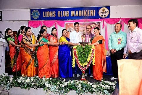 ಸಮರ್ಥ ಕನ್ನಡಿಗರು ಸಂಸ್ಥೆಯ ವತಿಯಿಂದ ಮಡಿಕೇರಿ ಲಯನ್ಸ್ ಸಂಸ್ಥೆ ಸಹಯೋಗದಲ್ಲಿ ಭಾನುವಾರ ಆಯೋಜಿಸಿದ್ದ ಎಸ್. ಜಾನಕಿ ಗಾನ ನಮನ ಹಾಗೂ ಹಿಮವನ ಪ್ರತಿಭಾ ಸಂಗಮ ಕಾರ್ಯಕ್ರಮವನ್ನು ಮಡಿಕೇರಿ ತಾಲೂಕು ಜಾನಪದ ಪರಿಷತ್ ಅಧ್ಯಕ್ಷ ಎಚ್.ಟಿ. ಅನಿಲ್ ಉದ್ಘಾಟಿಸಿದರು. ಬಿ.ಜಿ. ಅನಂತಶಯನ, ಅಂಬೆಕಲ್ ನವೀನ್ ಕುಶಾಲಪ್ಪ, ಮೂಟೇರ ಪುಪ್ಪಾವತಿ ರಮೇಶ್, ಕೆ. ಜಯಲಕ್ಷಿö್ಮÃ, ಮೋಹನ್ ಕುಮಾರ್ ಮತ್ತಿತರರು ಇದ್ದರು.