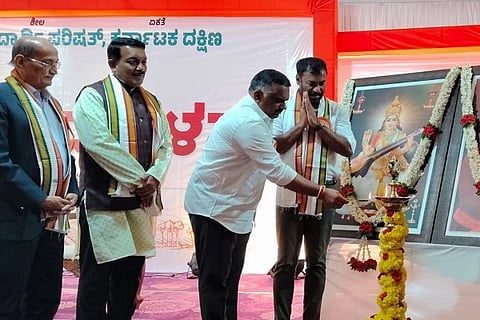 ಮಡಿಕೇರಿಯಲ್ಲಿ ನಡೆಯುತ್ತಿರುವ ದಕ್ಷಿಣ ಕರ್ನಾಟಕ ಅಖಿಲ ಭಾರತೀಯ ವಿದ್ಯಾರ್ಥಿ ಪರಿಷತ್ 45ನೇ ಪ್ರಾಂತ ಸಮ್ಮೇಳನದಲ್ಲಿ ಎಬಿವಿಪಿಯ ರಾಷ್ಟಿçÃಯ ಸಹ ಸಂಘಟನಾ ಕಾರ್ಯದರ್ಶಿ ಎಸ್. ಬಾಲಕೃಷ್ಣ ದೀಪ ಪ್ರಜ್ವಲನ ನೆರವೇರಿಸಿದರು. ಅರ್ಜುನ್ ದೇವಯ್ಯ,ಡಾ. ರವಿ ಮಂಡ್ಯ, ಗೋಪಿ ರಂಗಸ್ವಾಮಿ, ಹೆಚ್ ಕೆ. ಪ್ರವೀಣ್, ಮಂದಾರ ಬಾಳಗೋಡು, ಎಂ. ಈಶ್ವರ ಭಟ್, ಕೆ. ಎಸ್ ರಮೇಶ್ ಹೊಳ್ಳ ಇದ್ದರು.