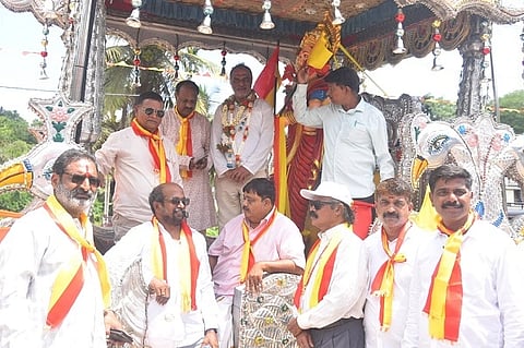 ಮೆರವಣಿಗೆಯಲ್ಲಿ ಸಾಗಿ ಬಂದ ಸಮ್ಮೇಳನಾಧ್ಯಕ್ಷ ಅಬ್ದುಲ್ ರಶೀದ್. ಸ್ವಾಗತ ಸಮಿತಿ ಉಪಾಧ್ಯಕ್ಷ ಎ. ಲೋಕೇಶ್ ಕುಮಾರ್, ಟಿ.ಪಿ. ರಮೇಶ್, ಸಬಾಸ್ಟಿನ್, ಕೆ.ಎಸ್. ನಾಗೇಶ್, ಕೇಶವ ಕಾಮತ್ ಮತ್ತಿತರರು ಇದ್ದರು.