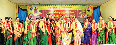 ಜಿಲ್ಲಾ ಪ್ರಥಮ ಮಹಿಳಾ ಸಾಹಿತ್ಯ ಸಮ್ಮೇಳನವನ್ನು ರಾಜ್ಯ ಮಹಿಳಾ ಆಯೋಗದ ಅಧ್ಯಕ್ಷೆ ನಾಗಲಕ್ಷ್ಮೀ ಚೌಧರಿ ಉದ್ಘಾಟಿಸಿದರು. ಬಿ. ವಾಮದೇವಪ್ಪ, ಬ್ರಹ್ಮಾಕುಮಾರಿ ಲೀಲಾಜಿ, ಕಿರುವಾಡಿ ಗಿರಿಜಮ್ಮ, ಜಯಮ್ಮ ನೀಲಗುಂದ, ವೀಣಾ ಕೃಷ್ಣಮೂರ್ತಿ, ತಿಪ್ಪಮ್ಮ ಚಿಕ್ಕಮ್ಮನಹಟ್ಟಿ ದೇವೇಂದ್ರಪ್ಪ, ನೀತಾ ರಂಗಸ್ವಾಮಿ ಇತರರಿದ್ದರು. 