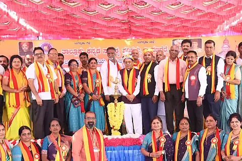  ಕುರ್ಕಿ ಹಿರೇತೊಗಲೇರಿಯಲ್ಲಿ ಭಾನುವಾರ ಹಮ್ಮಿಕೊಂಡಿದ್ದ ದಾವಣಗೆರೆ ತಾಲೂಕು ಸಾಹಿತ್ಯ ಸಮ್ಮೇಳನವನ್ನು ಶಾಸಕ ಕೆೆ. ಎಸ್. ಬಸವಂತಪ್ಪ ಉದ್ಘಾಟಿಸಿದರು. ಸಮ್ಮೇಳನದ ಸರ್ವಾಧ್ಯಕ್ಷ ಎಸ್. ಸಿದ್ದೇಶ್ ಕುರ್ಕಿ, ಬಿ. ವಾಮದೇವಪ್ಪ, ದಿನೇಶ್ ಕೆ ಶೆಟ್ಟಿ ಸುಮತಿ ಜಯಪ್ಪ ಇತರರಿದ್ದರು. 