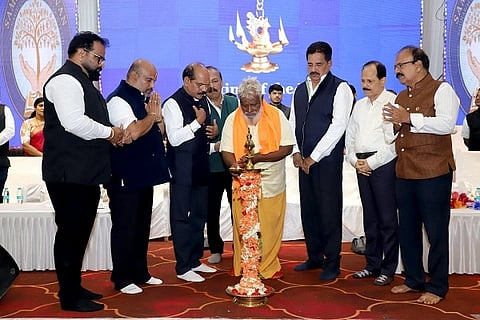 ಹುಬ್ಬಳ್ಳಿಯಲ್ಲಿ ಶುಕ್ರವಾರ ಏರ್ಪಡಿಸಿದ್ದ samruddhi bank ಸಮೃದ್ಧಿ ಜೀವನ್ ಪತ್ತಿನ ಸೌಹಾರ್ದ ಸಹಕಾರಿ ಸಂಘದ ಉದ್ಘಾಟನಾ ಸಮಾರಂಭ ಹಾಗೂ ಷೇರುದಾರರ ಸಮಾಗಮ ಕಾರ್ಯಕ್ರಮವನ್ನು ಧರ್ಮದರ್ಶಿ ಆನಂದ ಗುರುಸ್ವಾಮಿ ಉದ್ಘಾಟಿಸಿದರು.