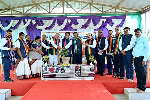 samsi urban bank ಹುಬ್ಬಳ್ಳಿ ತಾಲೂಕಿನ ಸಂಶಿ ಗ್ರಾಮದಲ್ಲಿ ಇತ್ತೀಚೆಗೆ ಸಂಶಿ ಅರ್ಬನ್ ಕೋಆಪ್ ಕ್ರೆಡಿಟ್ ಸೊಸೈಟಿ ಲಿಮಿಟೆಡ್‌ನ 28ನೇ ಸಂಸ್ಥಾಪನಾ ದಿನ ಮತ್ತು ವಾರ್ಷಿಕ ಮಹಾಸಭೆಯನ್ನು ಉದ್ಘಾಟಿಸಲಾಯಿತು.