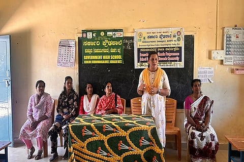ಕುಶಾಲನಗರ ಸಮೀಪದ ಕೂಡುಮಂಗಳೂರು ಸರ್ಕಾರಿ ಪ್ರೌಢಶಾಲೆಯಲ್ಲಿ ನಡೆದ ಸಮುದಾಯದತ್ತ ಶಾಲಾ ಕಾರ್ಯಕ್ರಮದಲ್ಲಿ  ದೈಹಿಕ ಶಿಕ್ಷಣ ಶಿಕ್ಷಕಿ ಕೆ.ಟಿ.ಸೌಮ್ಯ ಮಾತನಾಡಿದರು. ಸಿಬ್ಬಂದಿ ಎಂ.ಉಷಾ, ಪೋಷಕರು ಇದ್ದರು.