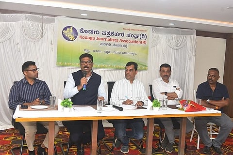 ಸಂವಾದ ಕಾರ್ಯಕ್ರಮದಲ್ಲಿ ಗ್ಯಾರಂಟಿ ಯೋಜನೆಗಳ ರಾಜ್ಯ ಉಪಾಧ್ಯಕ್ಷರಾದ ಎಸ್.ಆರ್.ಮೆಹರೋಜ್ ಖಾನ್ ಮಾತನಾಡಿದರು. 