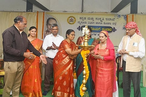 ಕನ್ನಡ ಮತ್ತು ಸಂಸ್ಕೃತಿ ಇಲಾಖೆ ಮೈಸೂರು ವಿಭಾಗ ಹಾಗೂ ಕೊಡಗು ಜಿಲ್ಲೆ ವತಿಯಿಂದ ಗುರುವಾರ ನಡೆದ ಸಾಧಕರೊಂದಿಗೆ ಸಂವಾದ ಕಾರ್ಯಕ್ರಮವನ್ನು ಗಣ್ಯರು ಉದ್ಘಾಟಿಸಿದರು. ನಿರ್ಮಲಾ ಮಠಪತಿ, ಪಿ.ಕಲಾವತಿ, ಮಹೇಶ್ ನಾಚಯ್ಯ ಇತರರಿದ್ದರು.