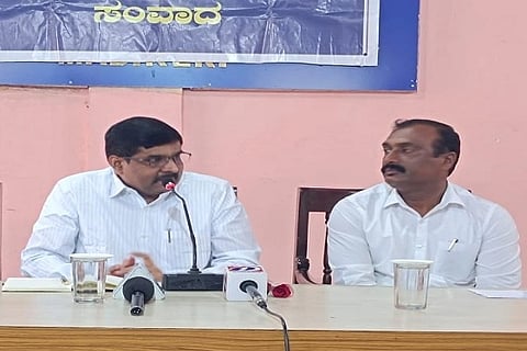ಕೊಡಗು ಜಿಲ್ಲಾ ಕಾರ್ಯನಿರತ ಪತ್ರಕರ್ತರ ಸಂಘದ ವತಿಯಿಂದ ಏರ್ಪಡಿಸಿದ್ದ ಸಂವಾದ ಕಾರ್ಯಕ್ರಮದಲ್ಲಿ ಜಿಲ್ಲಾಧಿಕಾರಿ ಎಸ್.ಜಿ. ಸೋಮಶೇಖರ್ ಪಾಲ್ಗೊಂಡಿದ್ದರು. ಬಾಚರಣಿಯಂಡ ಅನು ಕಾರ್ಯಪ್ಪ ಇದ್ದರು.