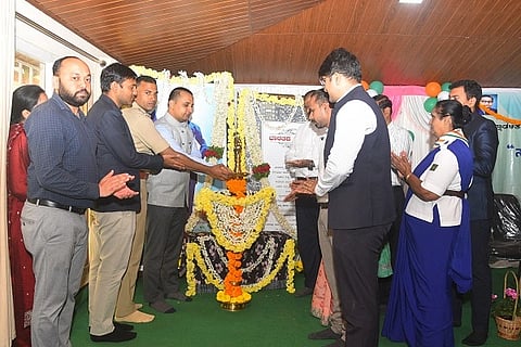 ಸಂವಿಧಾನ ದಿನಾಚರಣೆಯನ್ನು ಜಿಲ್ಲಾಧಿಕಾರಿ ವೆಂಕಟ್ ರಾಜಾ ಉದ್ಘಾಟಿಸಿದರು. ಕೆ.ರಾಮರಾಜನ್, ಆನಂದ್ ಪ್ರಕಾಶ್ ಮೀನಾ, ಶೇಖರ್,  ಇತರರಿದ್ದರು.