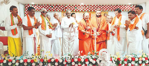 ಶಿಗ್ಗಾಂವಿ ಪಟ್ಟಣದ ಶಂಕರಗೌಡ್ರ ಕಲ್ಯಾಣ ಮಂಟಪದಲ್ಲಿ ಆಯೋಜಿಸಿದ್ದ ದೈವಜ್ಞ ದರ್ಶನ ಧರ್ಮ ಜಾಗೃತಿ  sanatan dharma ಕಾರ್ಯಕ್ರಮವನ್ನು ಶ್ರೀ ಸಚ್ಚಿದಾನಂದ ಜ್ಞಾನೇಶ್ವರ ಭಾರತೀ ಸ್ವಾಮೀಜಿ ಉದ್ಘಾಟಿಸಿದರು