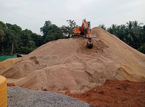 ಅಕ್ರಮ ಮರಳು ಗಣಿಗಾರಿಕೆ ಚಿತ್ರ