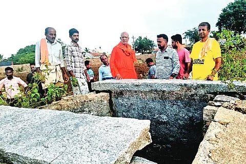  ಸಾಣೇಹಳ್ಳಿಯ ಕೆರೆ ಪುನಶ್ಚೇತನ ಕಾಮಗಾರಿ ಸ್ಥಳಕ್ಕೆ ಬುಧವಾರ ಭೇಟಿ ನೀಡಿ ಶ್ರೀ ಪಂಡಿತಾರಾಧ್ಯ ಶಿವಾಚಾರ್ಯ ಸ್ವಾಮೀಜಿ ಪರಿಶೀಲಿಸಿದರು.  youth power