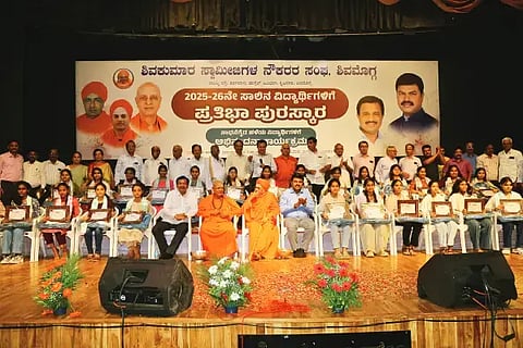 ಶಿವಮೊಗ್ಗದಲ್ಲಿ ಶಿವಕುಮಾರ ಸ್ವಾಮೀಜಿಗಳ ನೌಕರರ ಸಂಘದಿಂದ ಏರ್ಪಡಿಸಿದ್ದ ಪ್ರತಿಭಾ ಪುರಸ್ಕಾರ ವಿತರಣೆ ಕಾರ್ಯಕ್ರಮದಲ್ಲಿ ಸಾಧಕ ವಿದ್ಯಾರ್ಥಿಗಳನ್ನು ಸನ್ಮಾನಿಸಲಾಯಿತು. ಶ್ರೀ ಮಲ್ಲಿಕಾರ್ಜುನ ಮುರುಘರಾಜೇಂದ್ರ ಸ್ವಾಮೀಜಿ, ಶ್ರೀ ಪಂಡಿತಾರಾಧ್ಯ ಶಿವಾಚಾರ್ಯ ಸ್ವಾಮೀಜಿ, ಬಿ.ವೈ.ರಾಘವೇಂದ್ರ, ಸಿ.ಎಸ್.ಷಡಾಕ್ಷರಿ, ಆರ್.ಮೋಹನ್‌ಕುಮಾರ್, ಆಯನೂರು ಮಂಜುನಾಥ್, ಎಸ್.ಪಿ.ದಿನೇಶ್ ಇದ್ದರು.