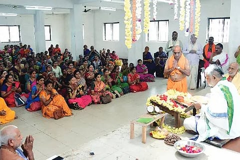 ದಾವಣಗೆರೆಯ ಸರ್ವಜ್ಞಾಚಾರ್ಯ ಸೇವಾ ಸಂಘದಲ್ಲಿ ಭಾನುವಾರ, ಶ್ರೀ ಮಾಧ್ವ ಯುವಕ ಸಂಘದ 45ನೇ ವಾರ್ಷಿಕೋತ್ಸವ ಅಂಗವಾಗಿ ‘ಶ್ರೀ ಶ್ರೀನಿವಾಸ ಕಲ್ಯಾಣ’ ವಿಷಯದ ಪ್ರವಚನದ ಮಂಗಳ ಮಹೋತ್ಸವ ನಡೆಯಿತು. ವೇದ ಪಂಡಿತ ಆಯನೂರು ಮಧುಸೂದನಾಚಾರ್ಯ, ಕಂಪ್ಲಿ ಗುರುರಾಜಾಚಾರ್ಯ, ಗೋಪಾಲಾಚಾರ್ ಮಣ್ಣೂರ್, ರಾಜಣ್ಣ ಇದ್ದರು.
