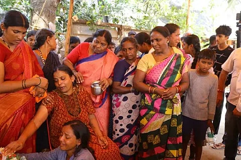 ಸಂಕೇತ್ ಶವದ ಎದುರು ಕುಟುಂಬದವರ ಆಕ್ರಂದನ.