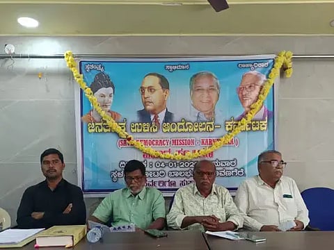 ಜನತಂತ್ರ ಉಳಿಸಿ ಆಂದೋಲನ-ಕರ್ನಾಟಕ ವತಿಯಿಂದ ದಾವಣಗೆರೆಯಲ್ಲಿ ಭಾನುವಾರ ಹಮ್ಮಿಕೊಂಡಿದ್ದ ವಿಚಾರ ಸಂಕಿರಣದಲ್ಲಿ ನಿವೃತ್ತ ಎಸ್ಪಿ ರವಿನಾರಾಯಣ್, ಇಮ್ತಿಯಾಜ್ ಹುಸೇನ್, ಮಲ್ಲಿಕಾರ್ಜುನ ಹಲಸಂಗಿ, ಡಾ.ವಿ. ಬಸವರಾಜ್, ರಾಮು ಗೋಸಾಯಿ ಇತರರಿದ್ದರು. 