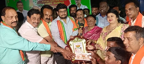  ಕೆಆರ್ ಪುರದ ಶ್ರೀ  ಮಹಾಬಲ ದೇವಸ್ಥಾನ ಬಳಿ ಮಕರ ಸಂಕ್ರಾಂತಿ ಅಂಗವಾಗಿ ಕಾರ್ಯಕ್ರಮದಲ್ಲಿ ರಾಸುಗಳ ಮಾಲೀಕರಿಗೆ ಸಮಾಜ ಸೇವಕ ಹೇಮಂತ್ ಚಿನ್ನಿ ನಗದು ವಿತರಿಸಿದರು.
