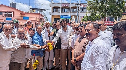  ಕುಶಾಲನಗರ ಪುರಸಭೆ ಆವರಣದಲ್ಲಿ ಮಾಜಿ ಮುಖ್ಯಮಂತ್ರಿ ದಿವಂಗತ ಆರ್.ಗುಂಡೂರಾವ್ ಅವರ ಕಂಚಿನ ಪ್ರತಿಮೆ ಸ್ಥಾಪನೆ ಕಾಮಗಾರಿಗೆ ಡಾ.ಮಂತರ್ ಗೌಡ ಅವರು ಭೂಮಿಪೂಜೆ ನೆರವೇರಿಸಿದರು. ಶಶಿಧರ್, ನಾಗೇಂದ್ರಬಾಬು, ಗಿರೀಶ್ ಇತರರಿದ್ದರು.