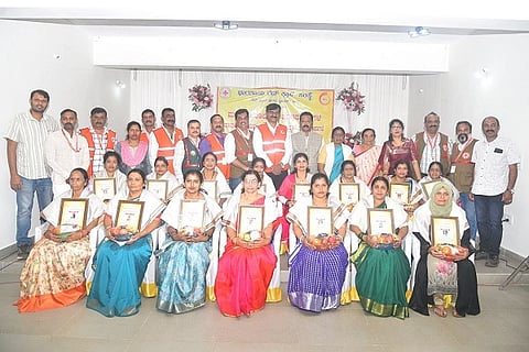ಭಾರತೀಯ ರೆಡ್ ಕ್ರಾಸ್‌ನ ಕೊಡಗು ಘಟಕದಿಂದ ಮಡಿಕೇರಿ ತಾಲೂಕಿನ ಅಂಗನವಾಡಿಗಳ ಸಾಧಕಿ ಕಾಯಕರ್ತೆಯರನ್ನು ಸನ್ಮಾನಿಸಿ ಗೌರವಿಸಲಾಯಿತು. ಪಿ. ಕಲಾವತಿ, ಎಂ. ಧನಂಜಯ್, ಹೆಚ್.ಟಿ. ಅನಿಲ್, ಬಿ.ಕೆ. ರವೀಂದ್ರ ರೈ, ರಾಜೇಶ್ ಯಲ್ಲಪ್ಪ, ಮೇಪಾಡಂಡ ಸವಿತಾ ಕೀರ್ತನ್ ಮತ್ತಿತರರು ಇದ್ದರು.