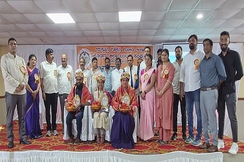 ಕನ್ನಡ ಭವನದ ವತಿಯಿಂದ ನೀಡಲಾಗುವ ಕನ್ನಡ ಪಯಸ್ವಿನಿ ಅಚೀವ್ಮೆಂಟ್ ಅವಾರ್ಡ್-2026ಗೆ ಭಾಜನರಾಗಿರುವ ಸಮುದಾಯದ ಸಾಧಕರನ್ನು ಕೊಡಗು ಜಿಲ್ಲಾ ಯುವ ಬಂಟ್ಸ್ ಅಸೋಸಿಯೇಷನ್ ವತಿಯಿಂದ ಸನ್ಮಾನಿಸಲಾಯಿತು. ಬಿ.ಡಿ. ಜಗದೀಶ್ ರೈ, ರವೀಂದ್ರ ವಿ. ರೈ, ರತ್ನಾಕರ ರೈ, ಬಿ.ಬಿ. ಐತಪ್ಪ ರೈ, ಸದಾನಂದ ರೈ ಮತ್ತಿತರರು ಇದ್ದರು.