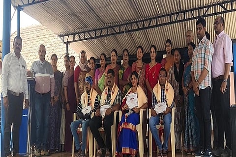 ಗೋಣಿಕೊಪ್ಪಲು ಸರ್ಕಾರಿ ಮಾದರಿ ಪ್ರಾಥಮಿಕ ಶಾಲೆಯಲ್ಲಿ ನಡೆದ ಕಾರ್ಯಕ್ರಮದಲ್ಲಿ ಶಾಲೆಗೆ ಸೇವೆ ನೀಡಿದವರನ್ನು ಗೌರವಿಸಲಾಯಿತು. ಜಗದೀಶ್ ಜೋಡುಬೀಟಿ, ಹೆಚ್.ಕೆ. ಕುಮಾರ್, ದಿವ್ಯ, ಸತೀಶ್ ಬಿ.ಆರ್. ಮತ್ತಿತರರು ಇದ್ದರು.
