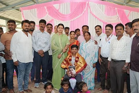 ಚನ್ನಗಿರಿ ತಾಲೂಕಿನ ಕಣಿವೆಬಿಳಚಿ ಗ್ರಾಮದಲ್ಲಿ ಶುಕ್ರವಾರ, ಎಸ್ಸೆಸ್ಸೆಲ್ಸಿ ಪರೀಕ್ಷೆಯಲ್ಲಿ ರಾಜ್ಯಕ್ಕೆ ಪ್ರಥಮ ಸ್ಥಾನ ಪಡೆದಿರುವ ವಿದ್ಯಾರ್ಥಿ ಭರತ್‌ಗೆ ಸಂಸದೆ ಡಾ. ಪ್ರಭಾ ಮಲ್ಲಿಕಾರ್ಜುನ್ ಸನ್ಮಾನಿಸಿದರು. ಡಿಡಿಪಿಐ ಜಿ. ಕೊಟ್ರೇಶ್, ಇಒ ಸಿದ್ದಪ್ಪ, ಪಾಲಕರು, ಶಿಕ್ಷಕರು, ಗ್ರಾಮಸ್ಥರು ಇದ್ದರು.