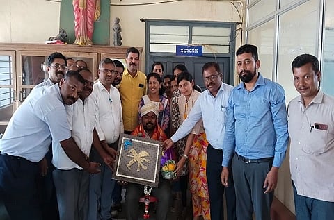 ಉಪ ನಿರ್ದೇಶಕರಾಗಿ ಮುಂಬಡ್ತಿ ಹೊಂದಿ ವರ್ಗಾವಣೆಗೊಂಡಿರುವ ಜಿ.ಎಸ್.ಗುರುಸ್ವಾಮಿ ಅವರನ್ನು ಸನ್ಮಾನಿಸಿ ಬೀಳ್ಕೊಡಲಾಯಿತು. ಸಿ.ವಿ.ನಾಗೇಶ್, ಹನುಮಂತರಾಯ, ಶಶಿಧರ, ಇತರರಿದ್ದರು.