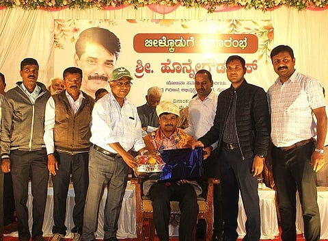 ನಗರದ ಮೈತ್ರಿ ಹಾಲ್ ಸಭಾಂಗಣದಲ್ಲಿ ನಡೆದ ಕಾರ್ಯಕ್ರಮದಲ್ಲಿ ಹೊನ್ನೇಗೌಡ ಅವರನ್ನು ಸನ್ಮಾನಿಸಿ ಗೌರವಿಸಲಾಯಿತು. ಆನಂದ್ ಪ್ರಕಾಶ್ ಮೀನಾ, ಶೇಖರ್, ಅಪೂರ್ವಚಂದ್ರ ಇತರರಿದ್ದರು.