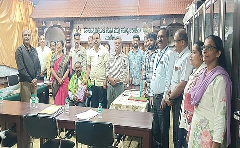 ಕನ್ನಡ ಮತ್ತು ಸಂಸ್ಕೃತಿ ಇಲಾಖೆಯಲ್ಲಿ ಜಂಟಿ ನಿರ್ದೇಶಕರಾಗಿ ಸೇವೆ ಸಲ್ಲಿಸಿ ನಿವೃತ್ತರಾದ ಮಲ್ಲಿಕಾರ್ಜುನ ಸ್ವಾಮಿ ಅವರನ್ನು ಅರೆಭಾಷೆ ಸಂಸ್ಕೃತಿ ಮತ್ತು ಸಾಹಿತ್ಯ ಅಕಾಡೆಮಿ ವತಿಯಿಂದ ಸನ್ಮಾನಿಸಿ ಗೌರವಿಸಲಾಯಿತು. ಸದಾನಂದ ಮಾವಜಿ, ಕುಮಾರ, ಚಿನ್ನಸ್ವಾಮಿ ಇತರರು ಇದ್ದರು.