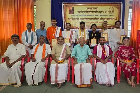 ರಾಜ್ಯ ಮಟ್ಟದ ಸಂಸ್ಕೃತ ಭಾಷಣ ಸ್ಪರ್ಧೆ ವಿಜೇತರಾದ ಆದಿತ್ಯಾನಂದ, ಧ್ರುವ ಮೆಹ್ತಾ, ಎಸ್.ವಿ.ಮಂಜುನಾಥ ಪ್ರಸಾದ್, ಜಿ.ಎ.ಹೃಷಿಕೇಷ, ಕೌಶಿಕ್ ಲಾಯೆಕ್ ಮತ್ತಿತರಿಗೆ ಬಹುಮಾನ ವಿತರಿಸಲಾಯಿತು. ಲಕ್ಷ್ಮೀನಾರಾಯಣ, ಅ.ನಾ.ವಿಜಯೇಂದ್ರ ರಾವ್, ಟಿ.ವಿ.ನರಸಿಂಹಮೂರ್ತಿ ಇತರರಿದ್ದರು.