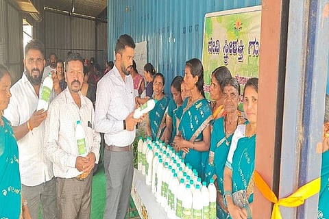 ಗುಡ್ಡೆಹೊಸೂರಿನಲ್ಲಿ ಏರ್ಪಡಿಸಿದ್ದ ಸಂತೆ ಮೇಳದಲ್ಲಿ ಸಂಜೀವಿನಿ ಯೋಜನೆಯ ಸ್ವಸಹಾಯ ಮತ್ತು ಸ್ತ್ರೀಶಕ್ತಿ ಗುಂಪಿನ ಮಹಿಳಾ ಸದಸ್ಯರು ತಮ್ಮ ಮನೆಗಳಲ್ಲಿ ಉತ್ಪಾದಿಸಿದ ವಿವಿಧ ವಸ್ತುಗಳು ಗಮನ ಸೆಳೆದವು.