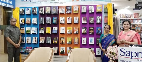 book release ಹುಬ್ಬಳ್ಳಿಯ ಸಪ್ನ ಬುಕ್​ ಹೌಸ್​ನಲ್ಲಿ ಶನಿವಾರ 70 ಕನ್ನಡ ಪುಸ್ತಕಗಳನ್ನು ಸಾಹಿತಿ ಹೇಮಾ ಪಟ್ಟಣಶೆಟ್ಟಿ ಲೋಕಾರ್ಪಣೆ ಮಾಡಿದರು. ಡಾ. ಲಿಂಗರಾಜ ಅಂಗಡಿ, ಮೇಘನಾ ಇದ್ದರು.