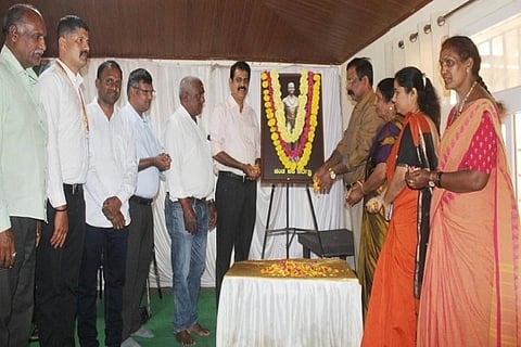 ಜಿಲ್ಲಾಡಳಿತ, ಜಿಲ್ಲಾ ಪಂಚಾಯತ್, ಕನ್ನಡ ಮತ್ತು ಸಂಸ್ಕöÈತಿ ಇಲಾಖೆ ಇವರ ಸಹಯೋಗದಲ್ಲಿ ಮಡಿಕೇರಿ ಗಾಂಧಿ ಭವನದಲ್ಲಿ ನಡೆದ ಕವಿ ಸರ್ವಜ್ಞ ಜಯಂತಿ ಕಾರ್ಯಕ್ರಮದಲ್ಲಿ ಗಣ್ಯರು ಸರ್ವಜ್ಞ ಭಾವಚಿತ್ರಕ್ಕೆ ಪುಷ್ಪಾರ್ಚನೆ ಮಾಡಿದರು. ಲೀಲಾಕುಮಾರಿ ತೊಡಿಕಾನ, ಮುತ್ತಮ್ಮ, ಎಂ.ಡಿ. ನಾಣಯ್ಯ, ಅರುಣ್ ಕುಮಾರ್ ಕೂಡಿಗೆ ಮತ್ತಿತರರು ಇದ್ದರು.