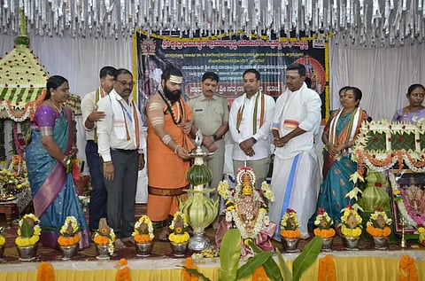 satyanarayana puje ಹುಬ್ಬಳ್ಳಿ ತಾಲೂಕಿನ ಆನಂದನಗರದ ಶ್ರೀ ಅಂಬಾಭವಾನಿ ಕಲ್ಯಾಣ ಮಂಟಪದಲ್ಲಿ ಬುಧವಾರ ಏರ್ಪಡಿಸಿದ್ದ ಸಾಮೂಹಿಕ ಶ್ರೀ ಸತ್ಯನಾರಾಯಣ ಪೂಜಾ ಕಾರ್ಯಕ್ರಮವನ್ನು ಶ್ರೀರಾಜರಾಜೇಶ್ವರ ಚೈತನ್ಯ ಸ್ವಾಮೀಜಿ ಉದ್ಘಾಟಿಸಿದರು.